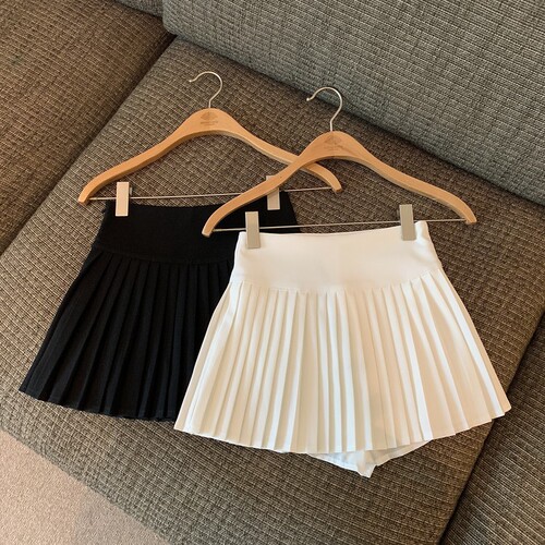 Real shot of summer versatile high-waisted college style pleated skirt for girls.