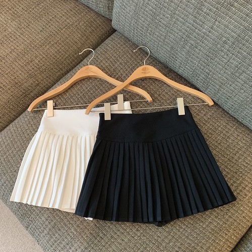 Real shot of summer versatile high-waisted college style pleated skirt for girls.