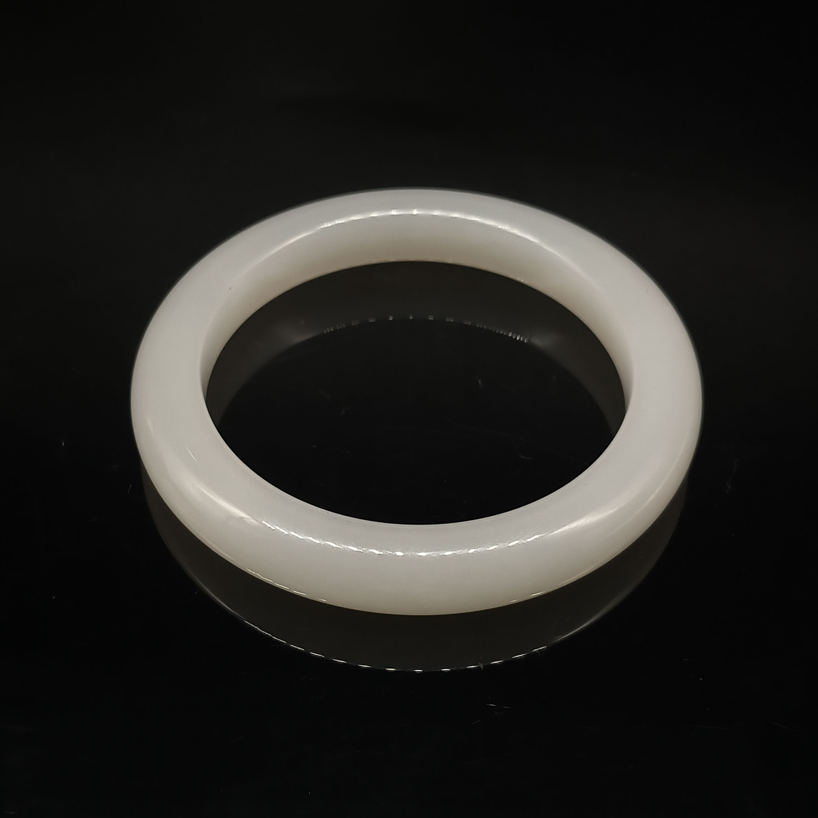 和田玉羊脂白玉手镯   重量57.261克     内径57mm 24032900028