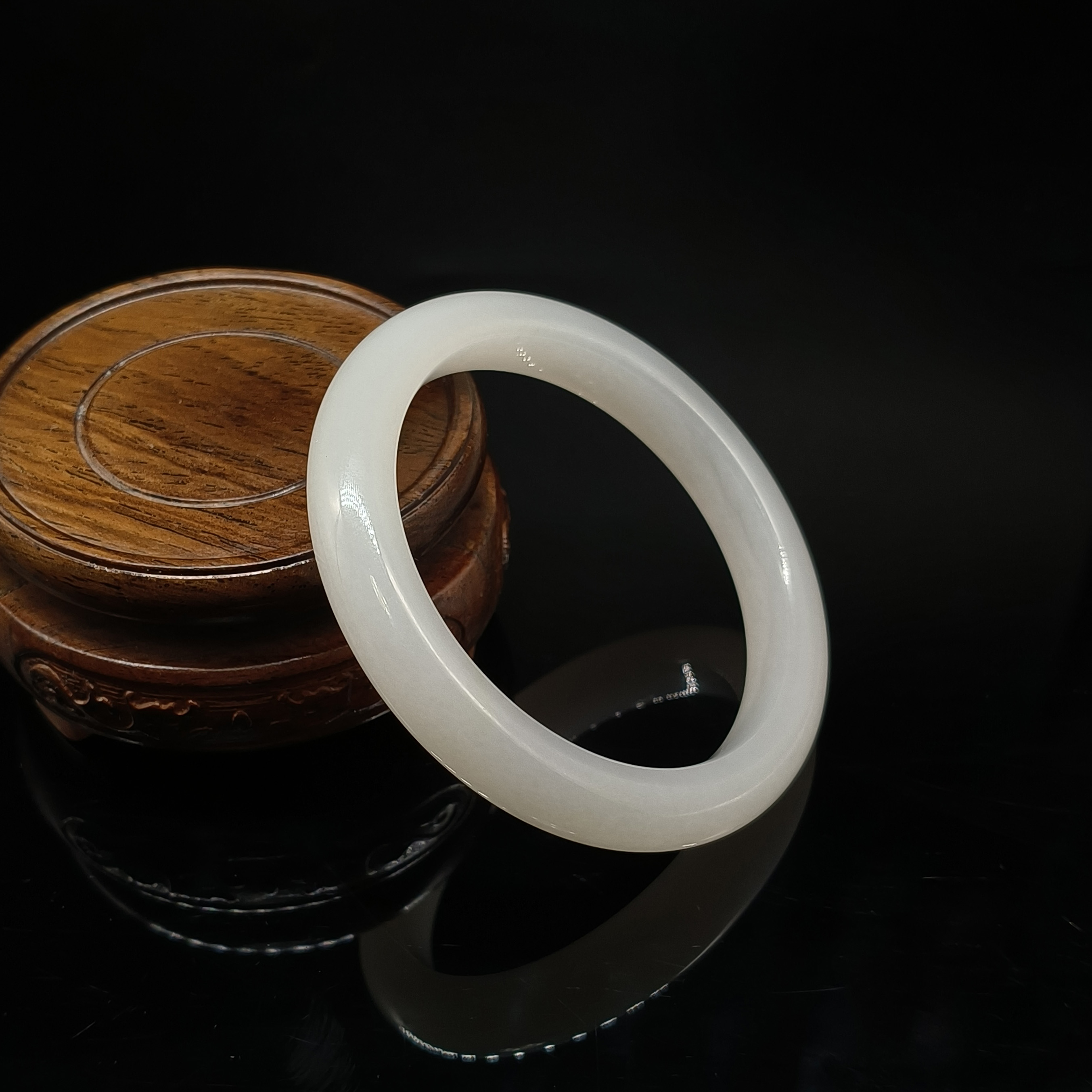 和田玉羊脂白玉手镯    内径 60mm  重量53.242克   24090400144