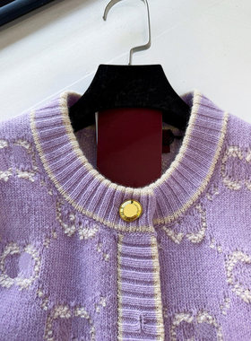 复古系 墨绿撞紫色 立体提花金色纽扣字母 针织羊毛开衫外套女春