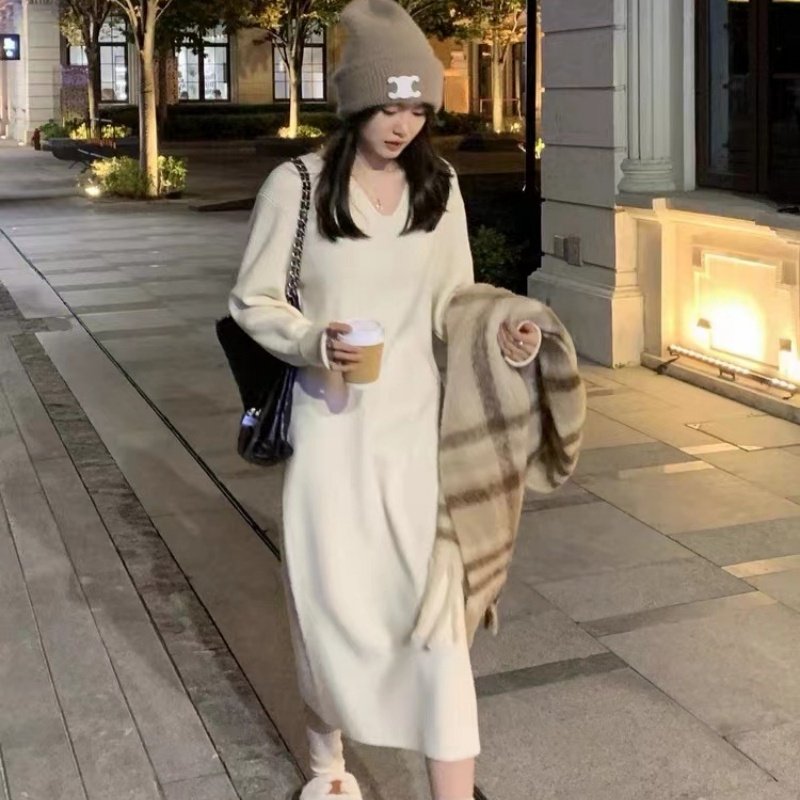 秋冬中长款V领羊毛长裙女宽松打底针织毛衣裙加厚过膝羊毛连衣裙