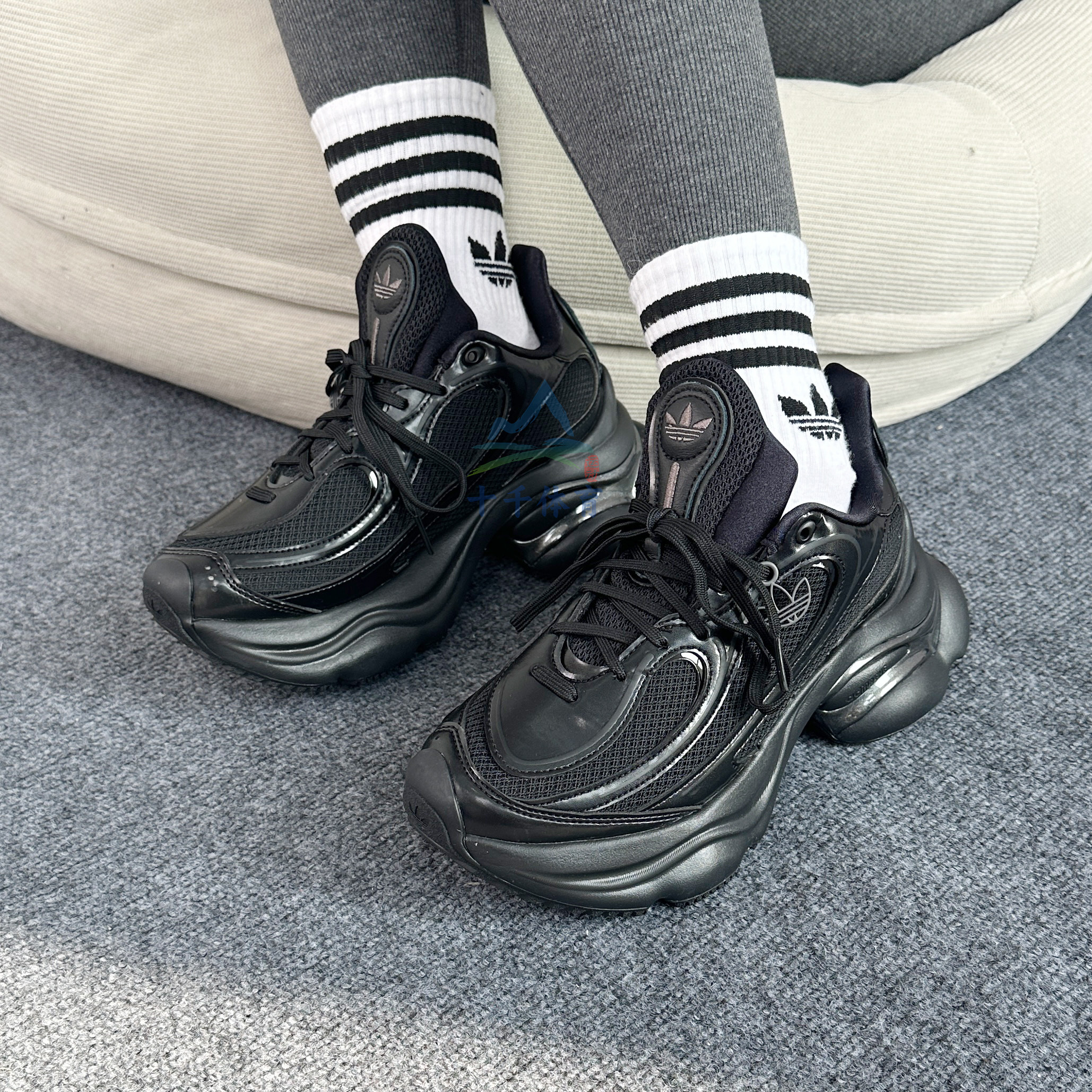 阿迪达斯三叶草女浮蝶鞋底运动鞋