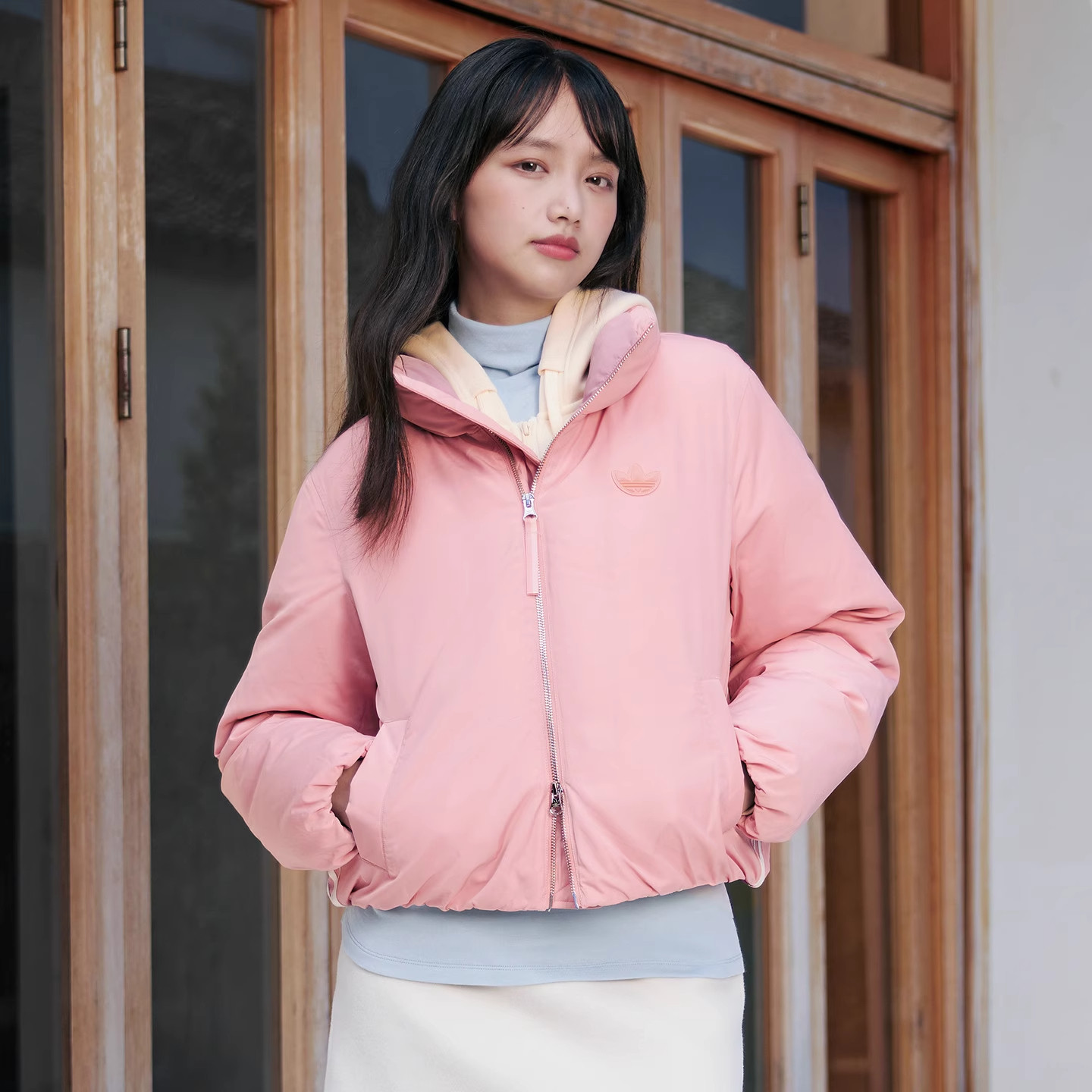 阿迪达斯三叶草女短款保暖羽绒服