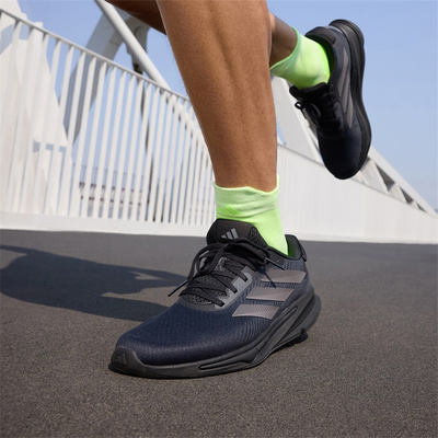 阿迪达斯Adidas透气缓震跑步鞋