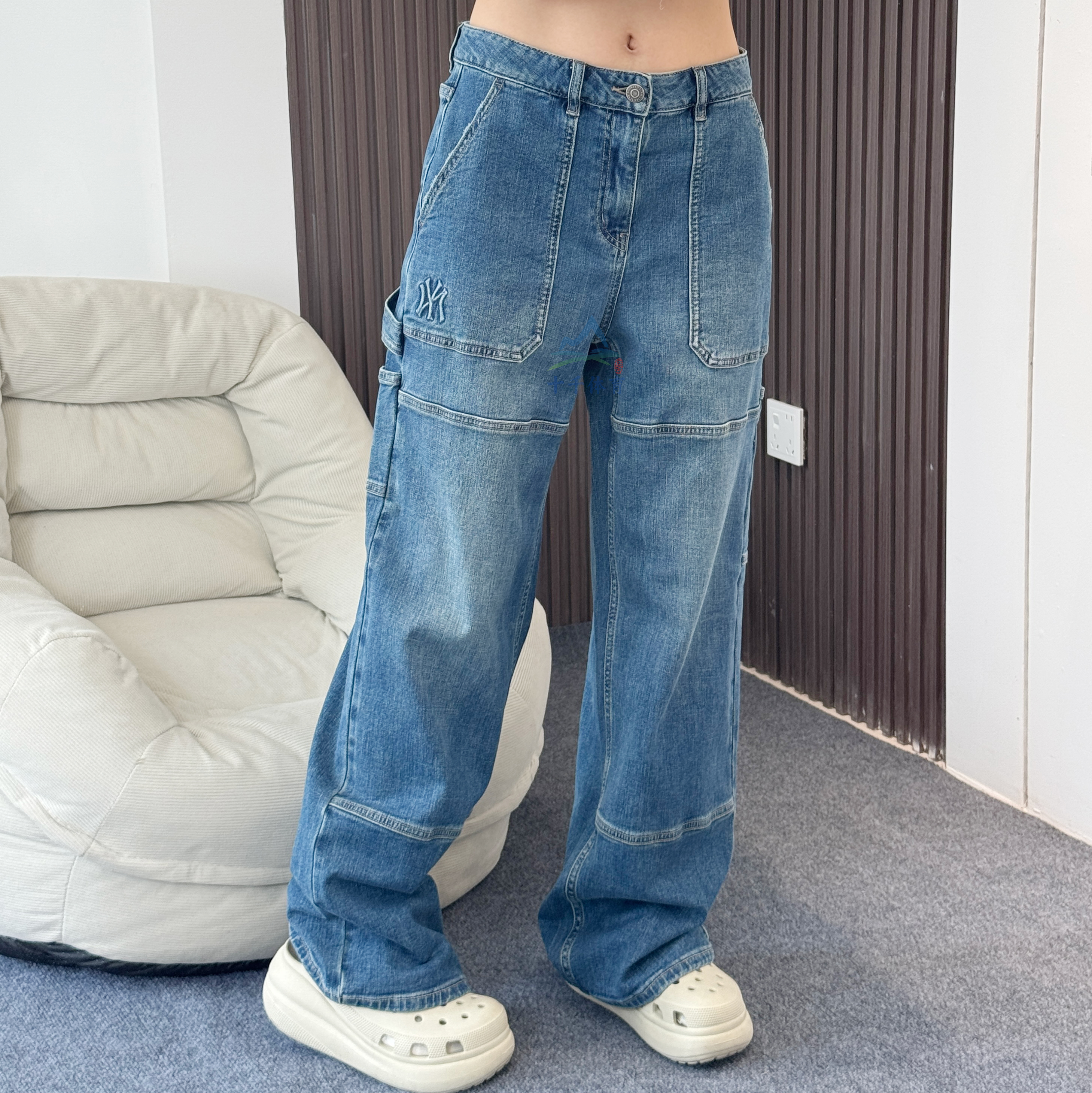 MLB女款复古NY小标刺绣牛仔长裤