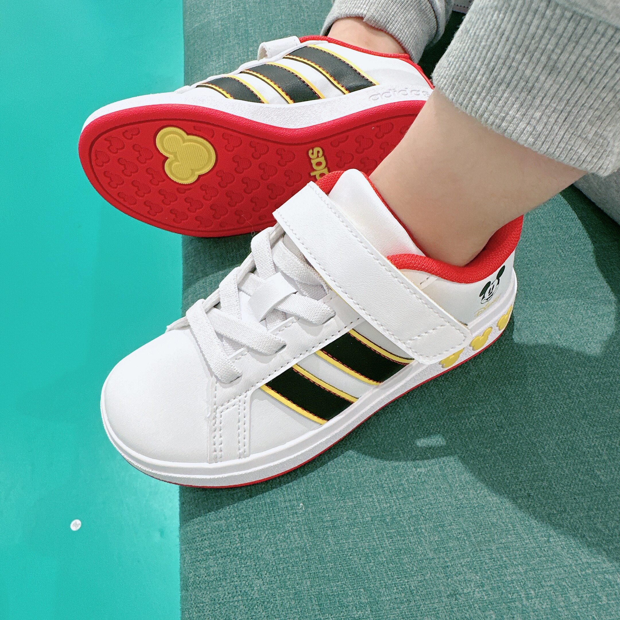 25秋季新款阿迪达斯童鞋男女童迪士尼联名米奇运动休闲板鞋JQ8067