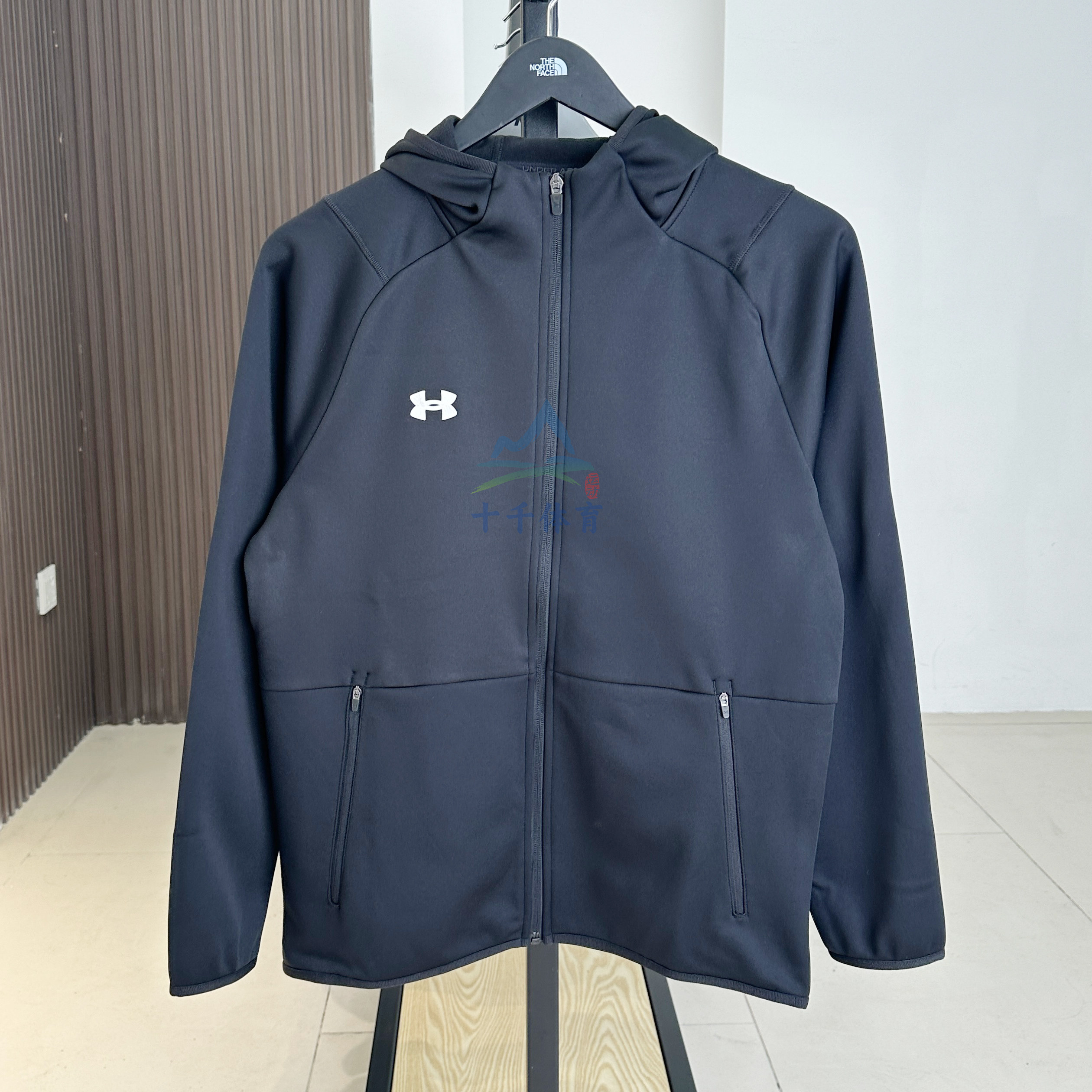 UA安德玛男子25新款休闲摇粒绒保暖健身运动夹克连帽外套25600403