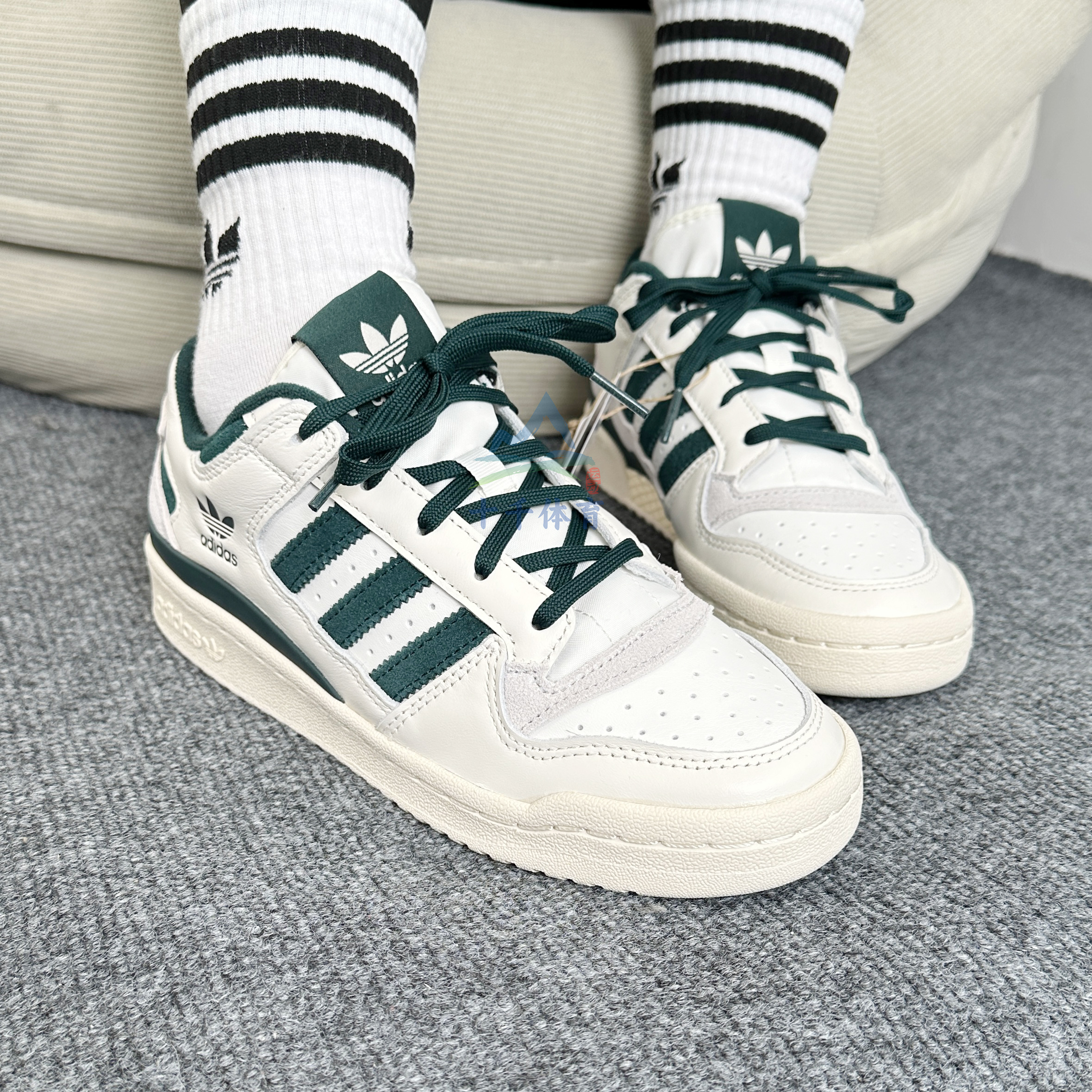 阿迪达斯三叶草大童低帮复古板鞋