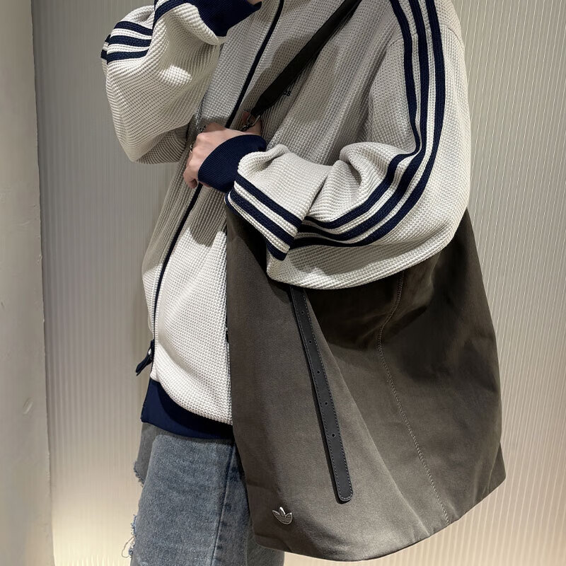 阿迪达斯三叶草斜挎单肩包拎包