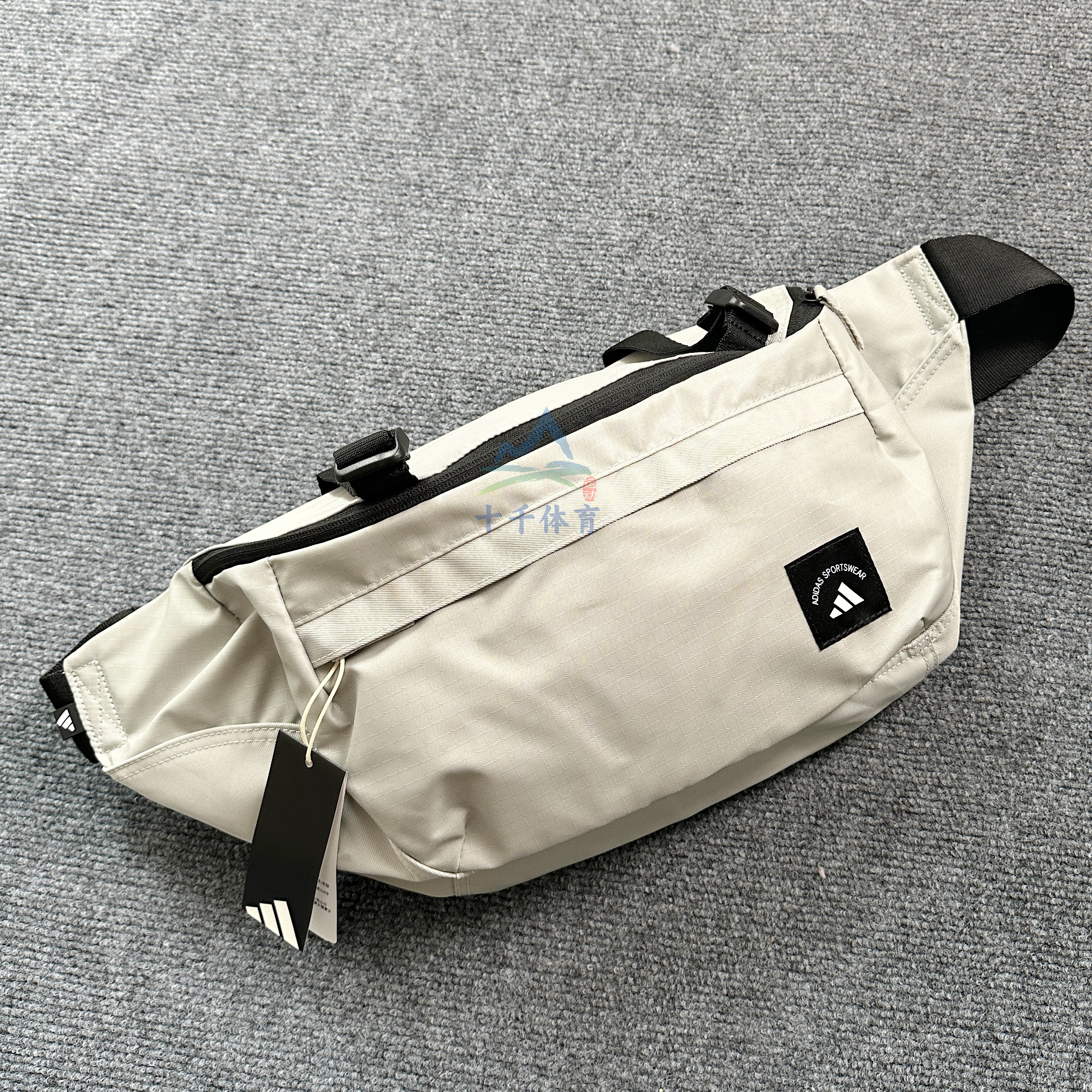 adidas阿迪达斯男女同款户外轻便旅行包运动单肩时尚斜挎包KC0251