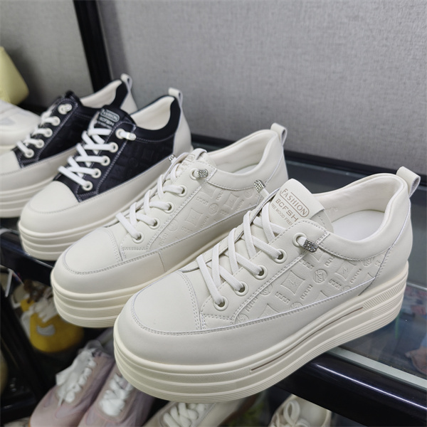 实体店女鞋2025春秋款小白鞋女内增厚底休闲板鞋罗曼风情511001