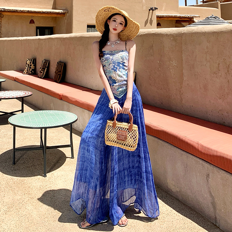 海边度假风沙滩裙蓝色碎花露肩吊带连衣裙女夏季穿搭套装裙两件套
