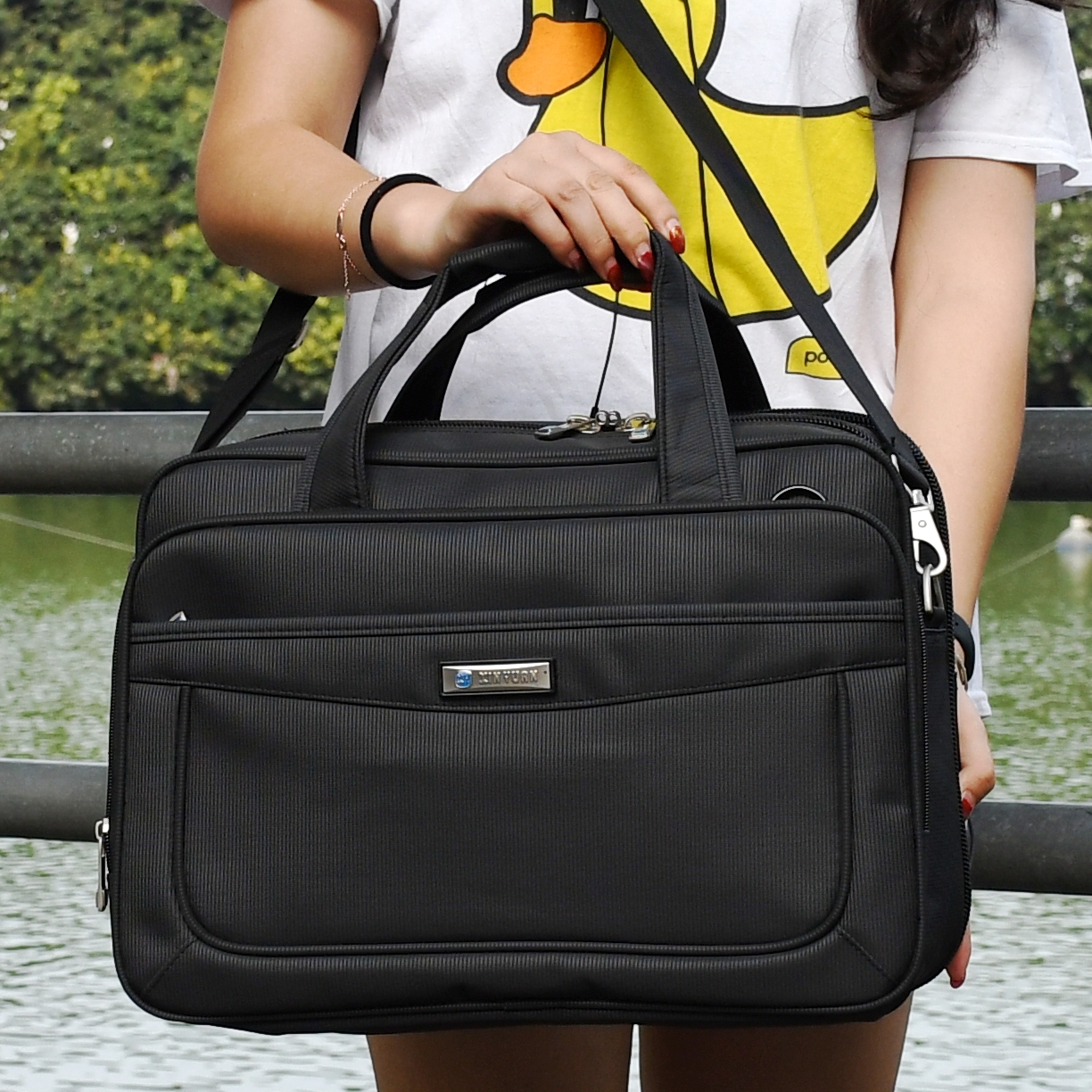 休闲风男士帆布业务包