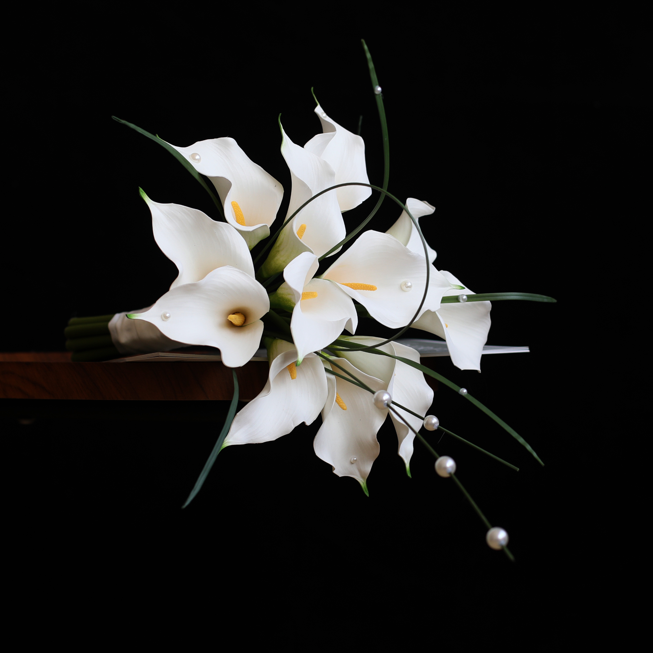 高级感白粉马蹄莲珍珠新娘手捧花