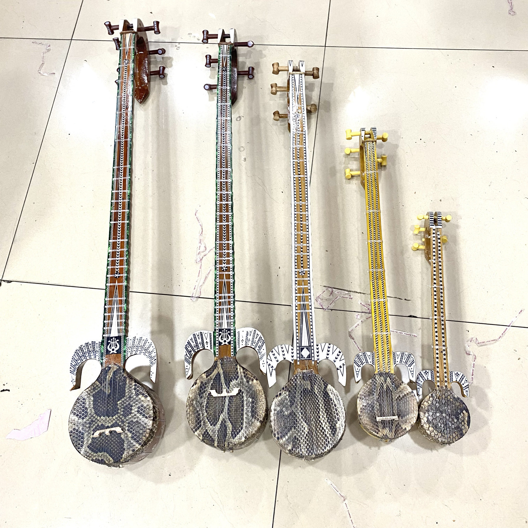 新疆维吾尔族传统民族乐器热瓦普蛇皮适用酒店装饰摆件及练习表演