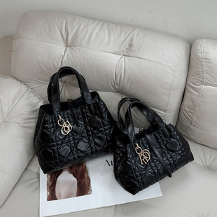 戴妃包女2026新款 土著包菱格托特包大容量水桶手拎包 高端真皮横版