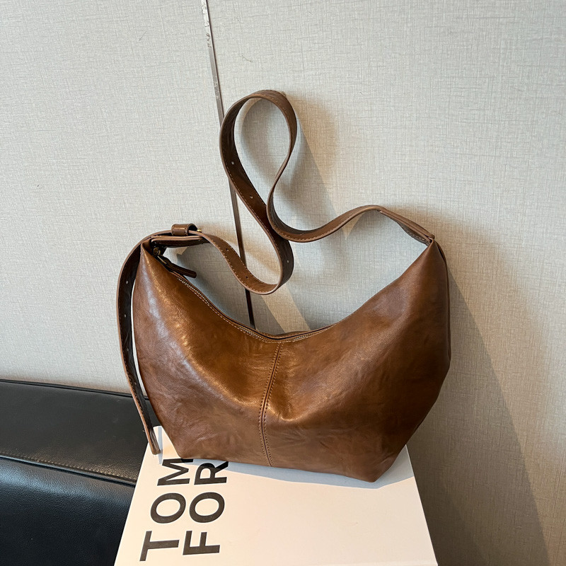 今年流行包包女包2026新款潮秋冬休闲女士单肩斜挎包包软皮饺子包