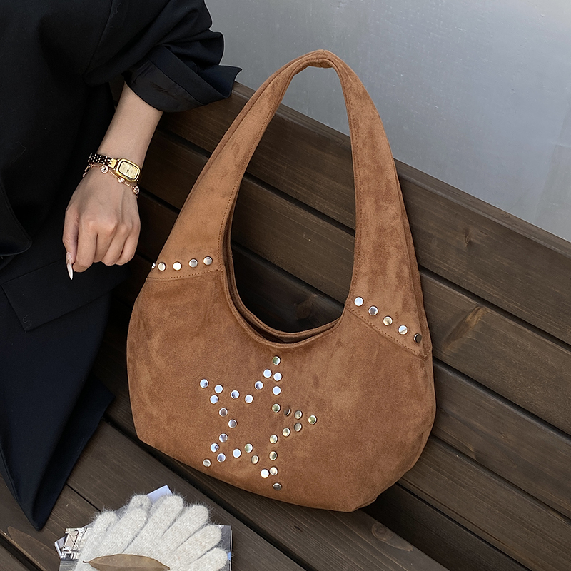 2025新款小众复古美拉德风麂皮腋下包女铆钉五角星质感通勤单肩包