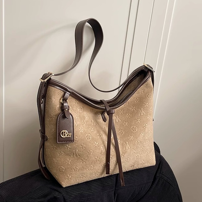 2025新款轻奢小众麂皮压花托特包女单肩斜挎包高级感大容量水桶包