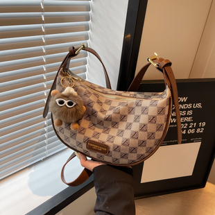 今年流行爆款时尚斜挎包包女2026新款春夏单肩包百搭高级感饺子包