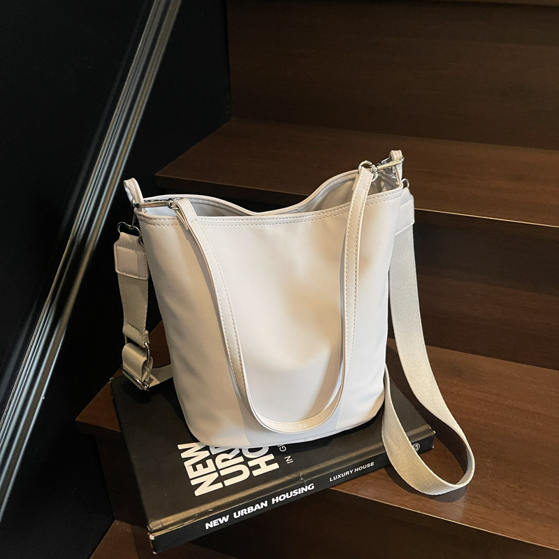 高级感包包女2025新款复古尼龙布水桶包高级感简约百搭单肩斜挎包