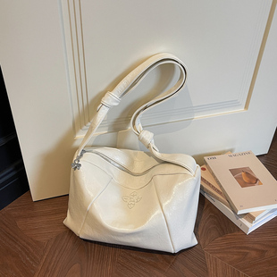 2026新款 潮简约大容量软皮托特包女百搭通勤单肩斜挎包枕头包女包