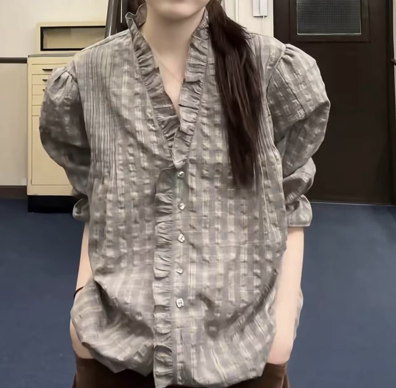 韩国东大门复古甜美设计感蓝色褶皱V领木耳花边领衬衫荷叶边