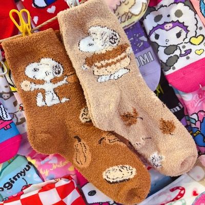 出口日本新品可爱史努比snoopy中筒袜女袜毛绒袜秋冬加厚珊瑚绒