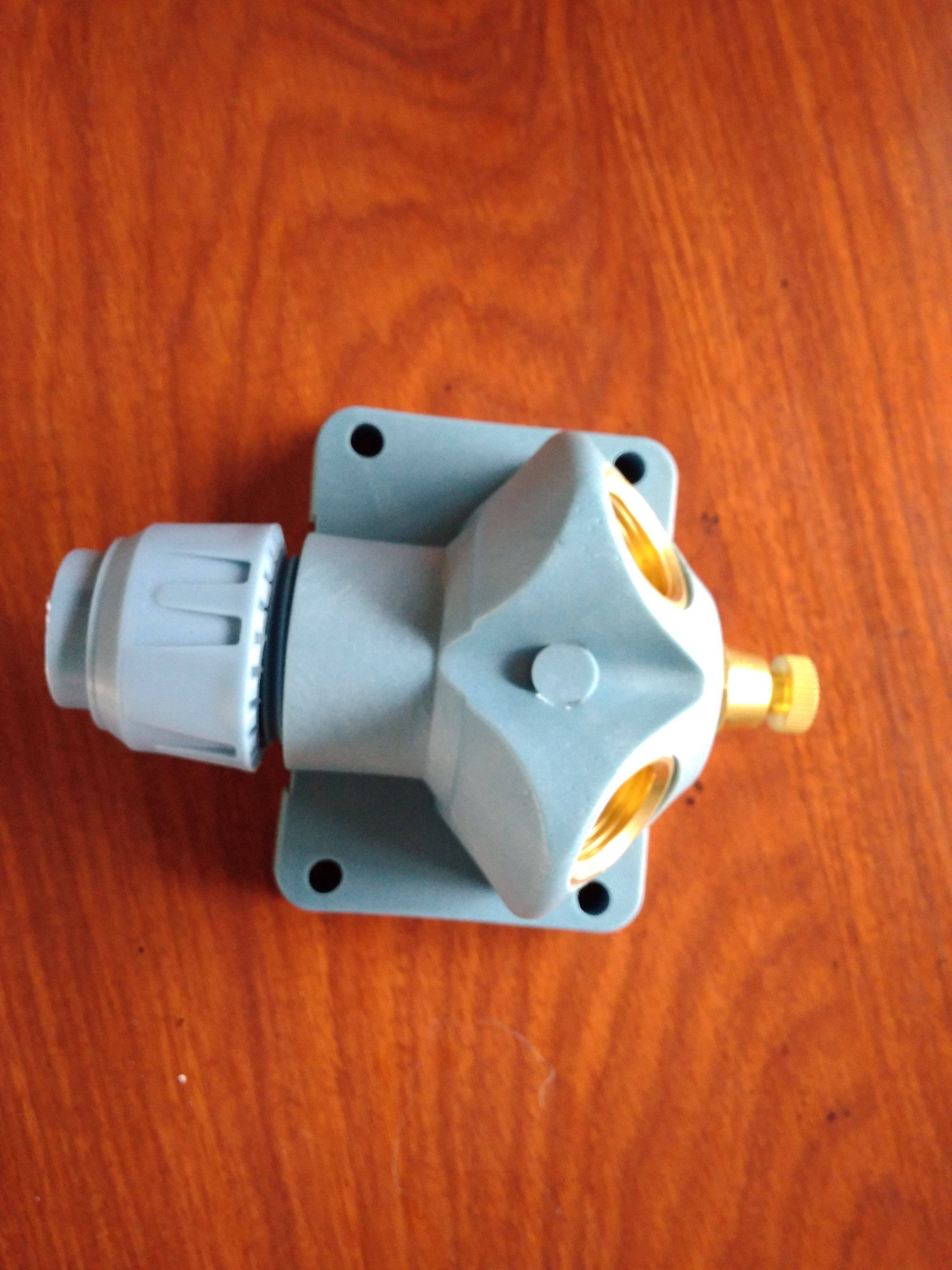 pvr压缩空气管路接头座,放水阀一个.接20mm管道