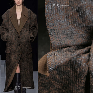 棕黑斑漆裂纹皮质感复古做旧布料涂层竖纹针织外套裙服装设计面料