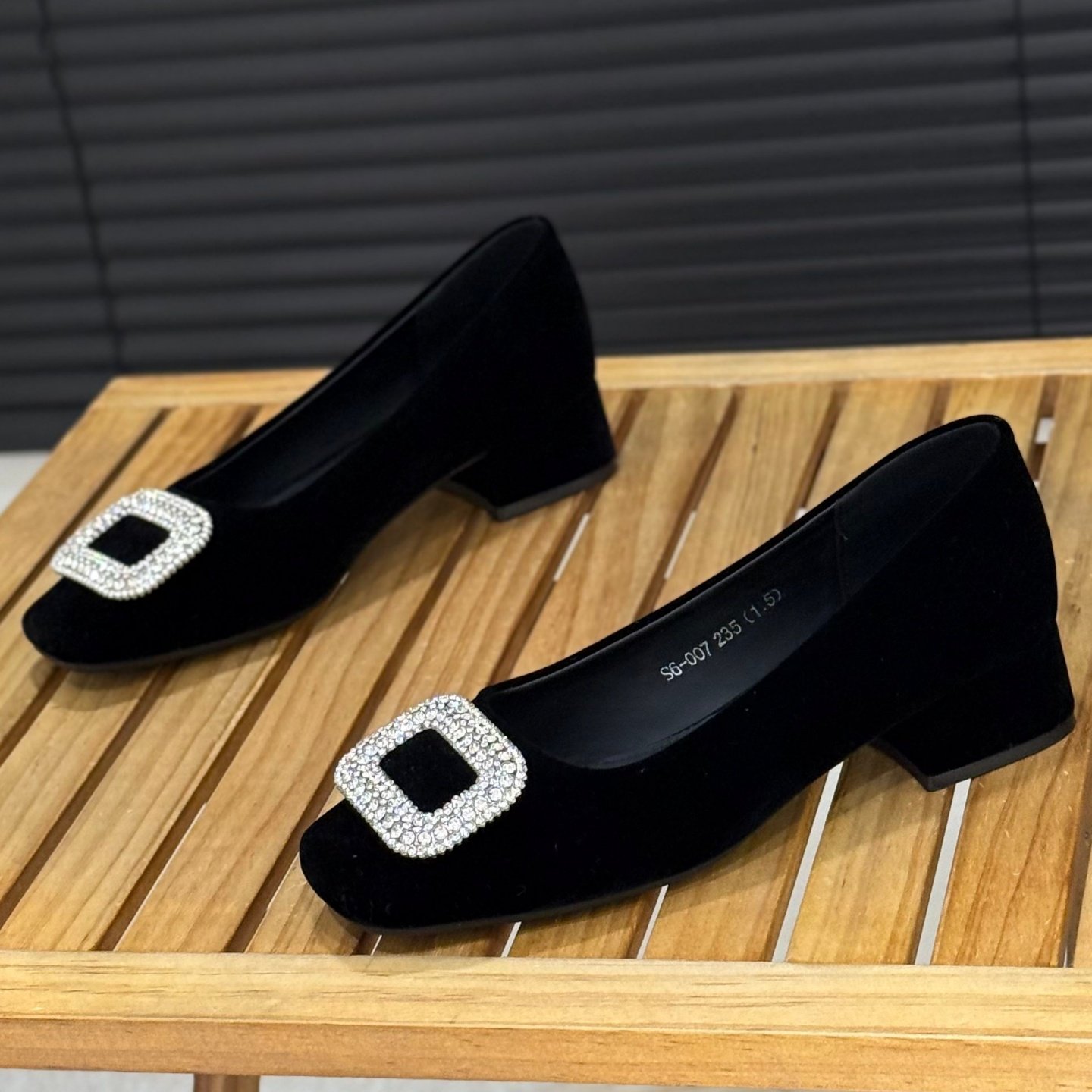 法式水钻方扣浅口单鞋女2026春季新款百搭黑色绒面粗跟一脚蹬女鞋