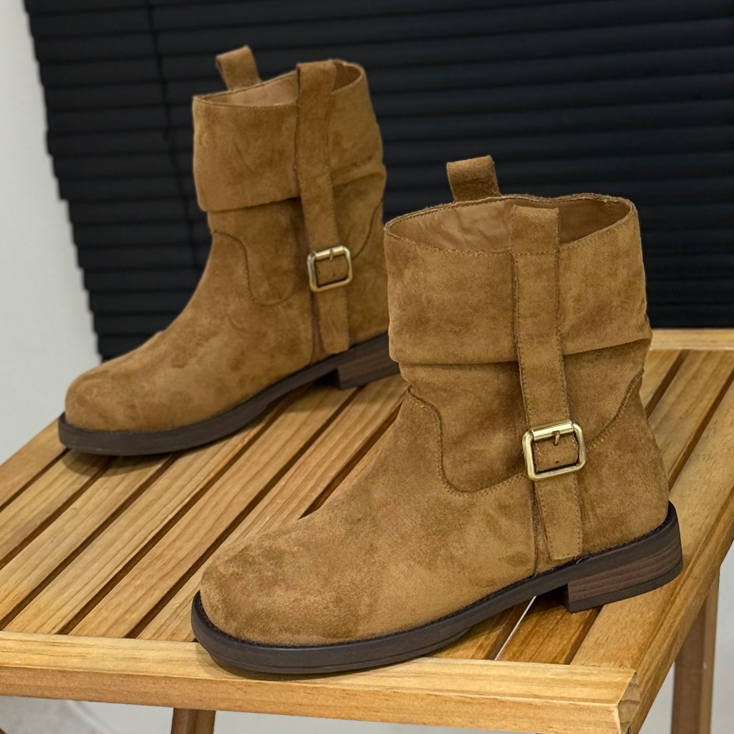 绒面西部牛仔靴女皮带扣套筒短靴