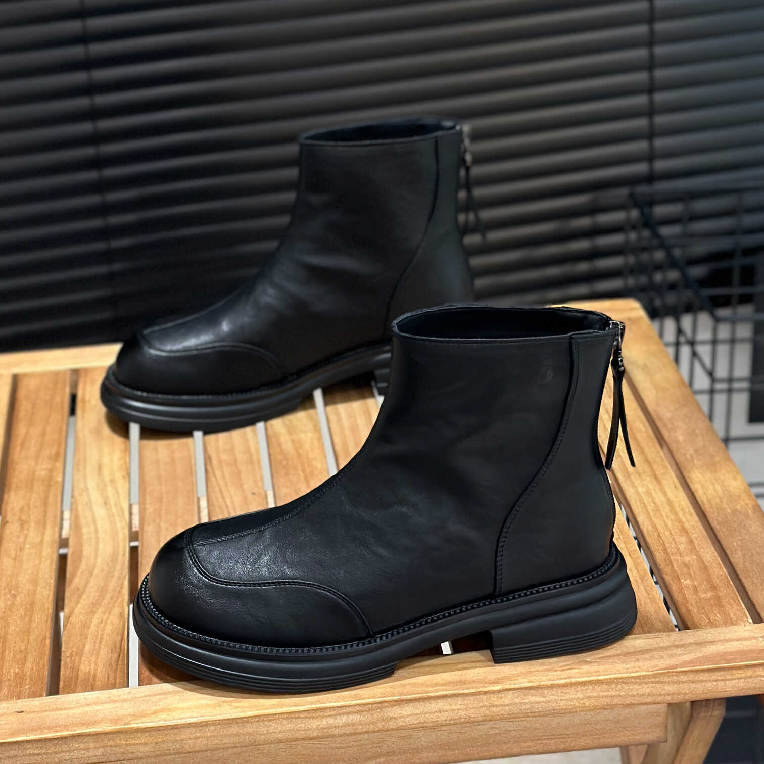 软面圆头后拉链低跟马丁靴短靴