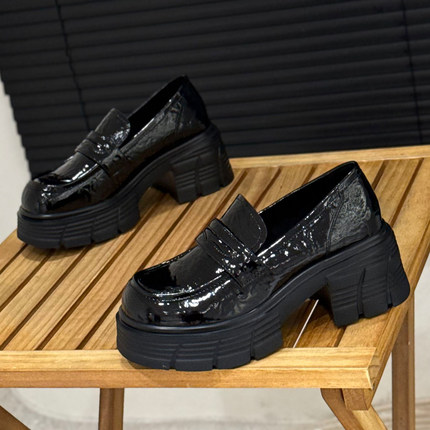 7cm增高粗跟乐福鞋女2026年秋季新款黑色小皮鞋一脚蹬漆皮jk单鞋