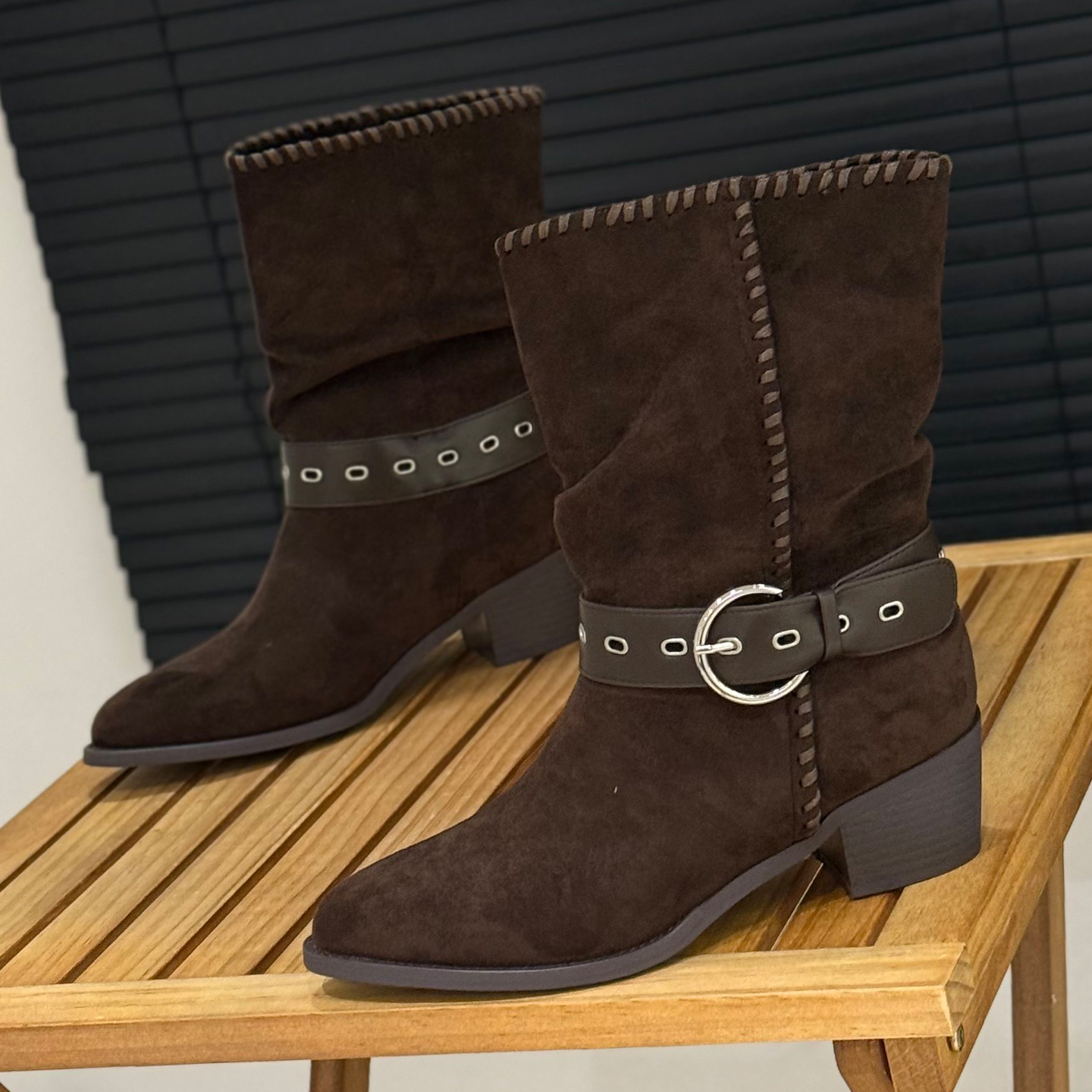 皮带扣粗跟西部靴女绒面套筒短靴