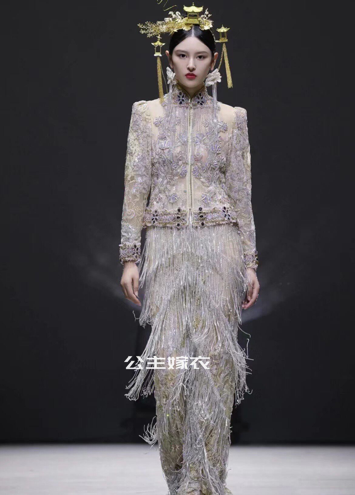 浅色流苏中式鱼尾出门服