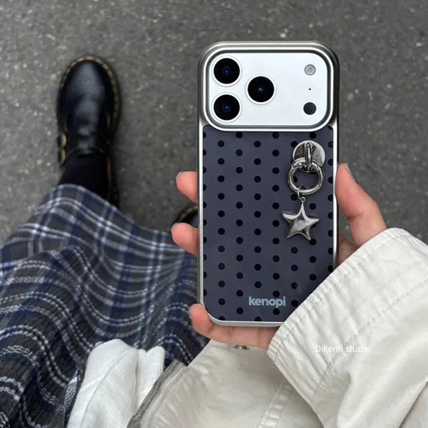 韩国ins小众高级感时尚黑色波点星星挂饰手机壳适用iphone16promax苹果17promax/13/14全包15pro手机保护套