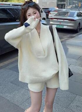 辣妹套装软糯V领针织衫毛衣女冬季高腰白色针织短裤氛围感两件套