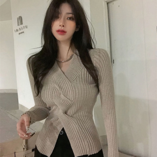 小心机设计感交叉V领针织打底衫女秋冬款chic上衣收腰毛衣外穿潮