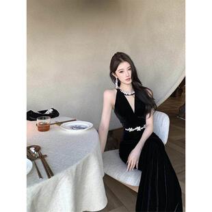 赫本风黑色年会礼服裙高端轻奢小众敬酒服重工鱼尾丝绒挂脖连衣裙