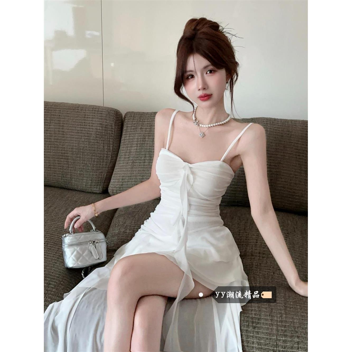 纯欲性感白色雪纺网纱吊带燕尾连衣裙女秋季高级感不规则甜辣裙子