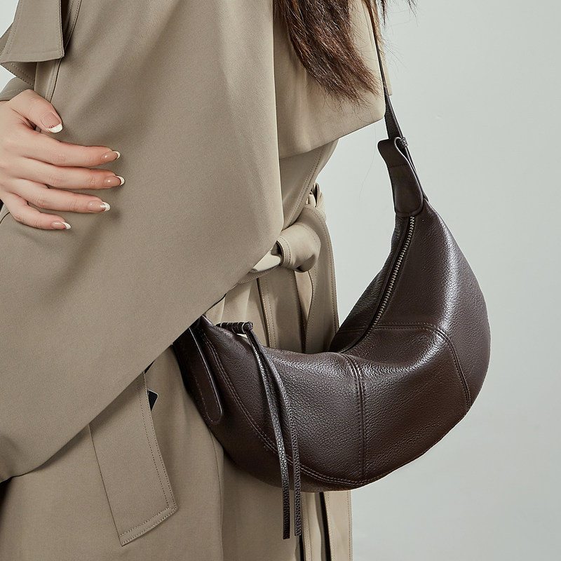 LORANS CARLS头层牛皮牛角包斜挎饺子包真皮单肩实用通勤包软皮包