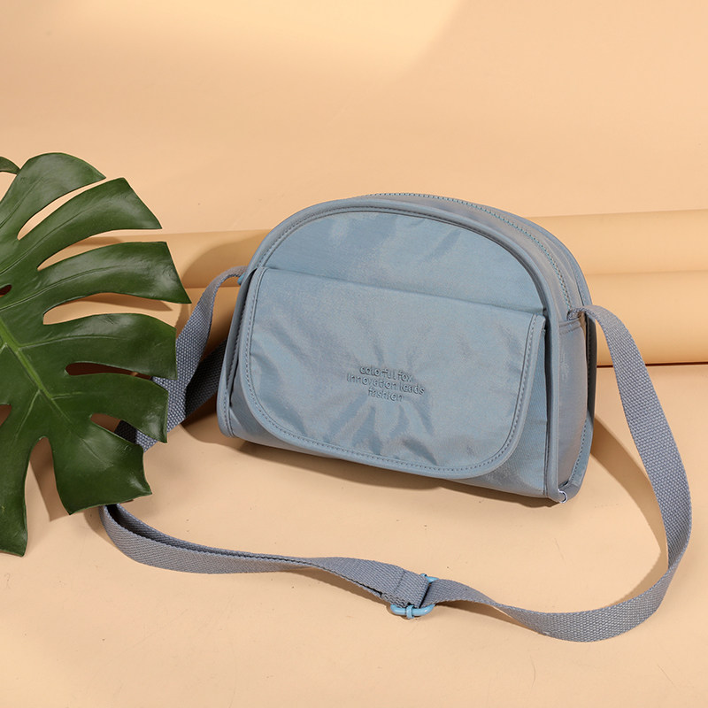 多彩狐2025新款尼龙布翻盖斜挎包女休闲百搭简约小包出门妈咪包