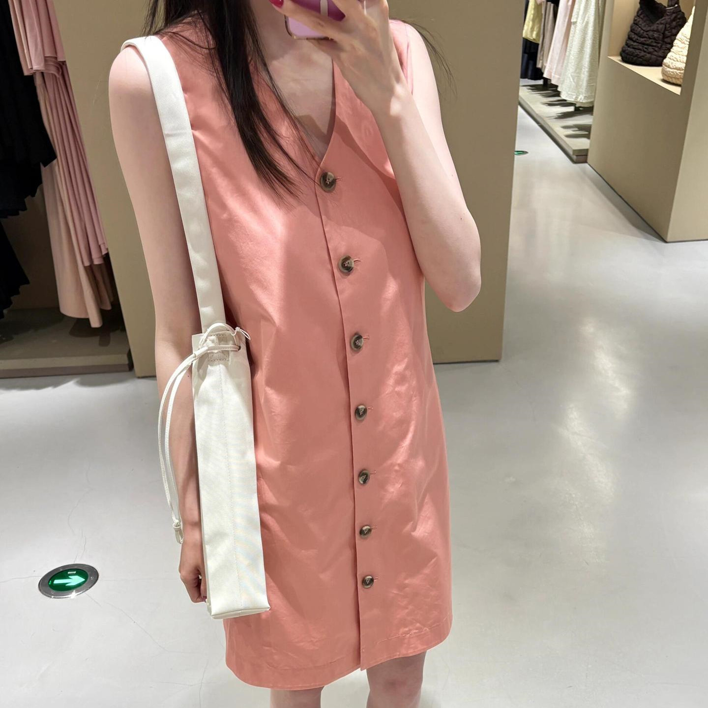 CS女装 2025夏季新品标准版型粉色棉质V领无袖小伞裙