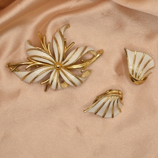 中古Trifari 皇冠标60年代白珐琅花朵胸针耳夹一套 不退换 翠法丽
