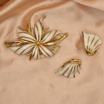 中古Trifari 翠法丽 皇冠标60年代白珐琅花朵胸针耳夹一套 不退换