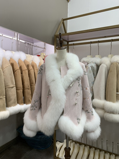 2024新款秋冬女装麂皮绒刺绣国风白狐毛狐狸毛领羽绒气质皮草外套