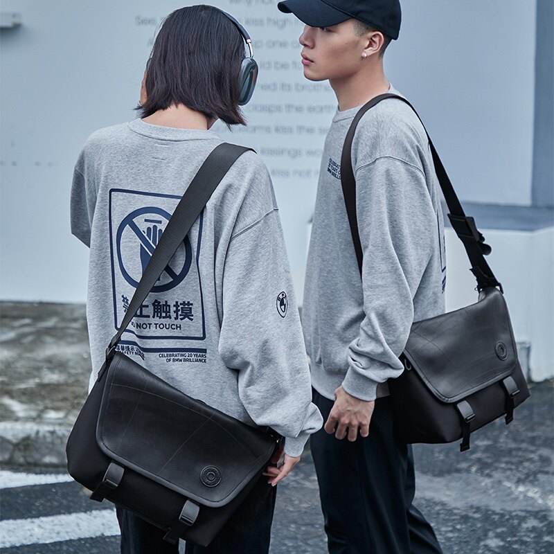 宝马原厂正品单肩斜挎包邮差包休闲通勤包挎包男女背包创意轮胎包