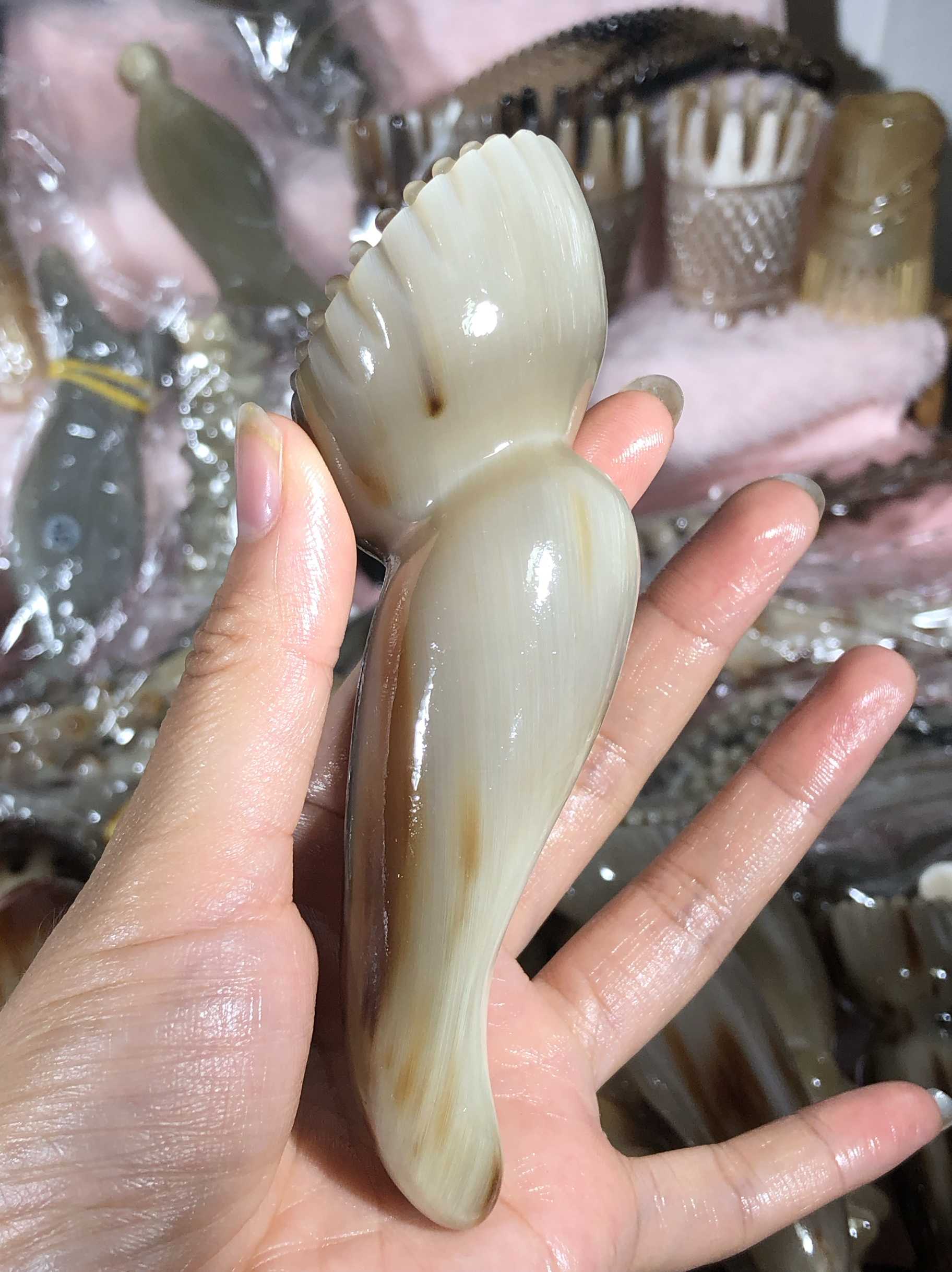 白水牛角莲蓬脸梳面部眼部按摩棒刮痧全身鱼尾莲蓬细株